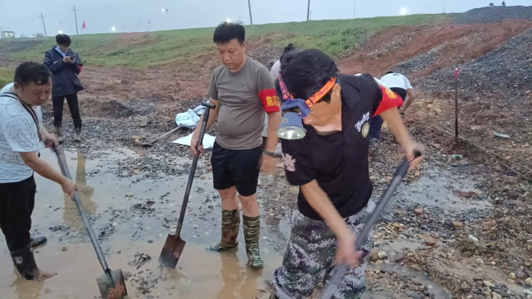 《中国青年报》头版报道九江团员青年防汛抗灾